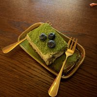 Matcha tiramisu. Was really good and came with 2 forks so it could be shared. That said I did eat the whole thing on my own because it was so good 🤭🤭 I didn’t want to share at Vegan Sushi Bar in Utrecht