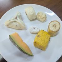 Steams buns and fruit at Rushixin Botany Lidesu Life (Yinhe SOHO Branch) in Beijing