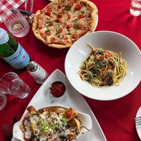 Pizza, linguine, patates at Le Bistro By Liz in Halifax