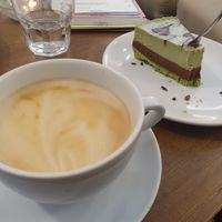 Latte Maciatto und Mint- Schoko- Torte at MyRaw Cafe in Prague