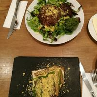 4 fromagi pizza and portobello steak at MyRaw Cafe in Prague