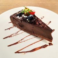 Tarta crudivegana de chocolate / Raw chocolate cake at MyRaw Cafe in Prague