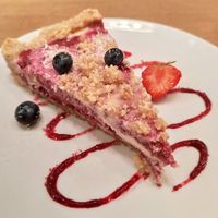 Tarta crudivegana con fruta / Raw vegan cake at MyRaw Cafe in Prague