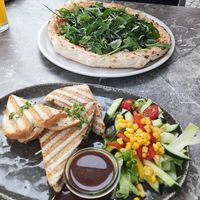 Vegane Rucola Pizza und Käse-Zwiebel Sandwich at Albrecht-Brunch, Café, Pizza in Leutkirch Im Allgaeu
