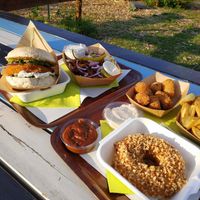 Fish burger, gyros, rendang kroketjes, friet, caramel hazelnoot donut 💚 at Roots Rock Kitchen in Utrecht