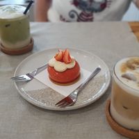 Lattes and strawberry tartlett at Pâtisserie CØR in Mannheim