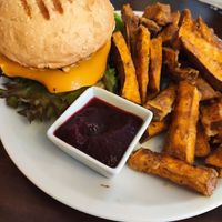 Burger mit Süßkartoffeln at Kruemelkueche in Duisburg