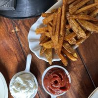 Pommes mit Aioli und Ketchup  at Kruemelkueche in Duisburg
