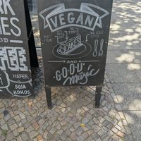 Sign promoting vegan cakes at uppers coworking in Berlin