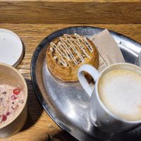 Vegan porridge, cinnamon roll and oat latte at Hitzberger - Halle Lowenstrasse in Zurich