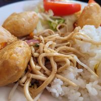 Gebratene Nudeln, gebratener Reis, Nuggets at Vegegården in Malmo