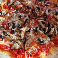 Vegane Pizza mit extra Pilzen at Trattoria Nobile in Stuttgart