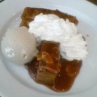 Excellent pain perdu caramélisé, chantilly et boule de glace at Brasserie LoLa in Paris