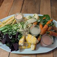 Assiette de légumes frais et vinaigrettes at Automne / Restaurant in Saguenay