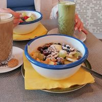 Vegan Chai Latte, Vegan Matcha Latte, Porridge Bowl und Obstsalat -  alles vegan at Schneider's in Frankfurt