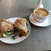 Brötchen mit Hummus und Kaffee mit Mandelmilch at Schneider's in Frankfurt