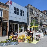 Summer outdoor seating (holiday Friday, June 24, 2022) at Antidote Bouffe Vegane in Montreal
