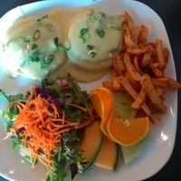 Eggs Benedict vegane at Antidote Bouffe Vegane in Montreal