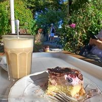 Sehr schöne Sitzgelegenheiten im Freien (aber auch drinnen verfügbar). at Hofcafe Albertsdorf  in Fehmarn
