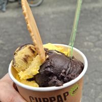 Mango und Dunkle Schokolade im Becher mit veganer Waffel at Eiscafé Salvatore in Detmold