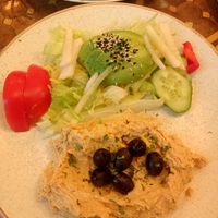 Hummus mit Avocado at Welt Cafe in Vienna