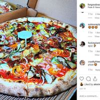 Yum! Such fun vegan pizza at @pizzadirocco plus they have a whole VEGAN menu for us 🥰🍕🌱🥰🍕🌱🥰🍕🌱 at Pizza Di Rocco in Abu Dhabi