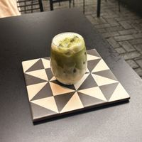 matcha latte com leite de aveia  at freak café in Sao Paulo