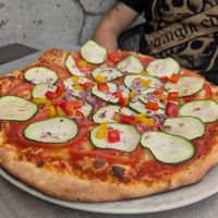 Vegan Pizza 💚 there was vegan cheese under the topping at Chez Herman L'Histoire sans Faim in Rochefort