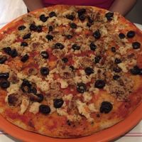 Vegan Margherita with olives  at Dolce Pizza y Los Veganos - Hipolit Lazaro in Barcelona