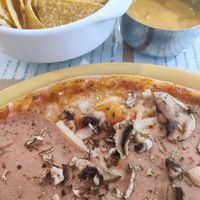 Pizza vegana prosciutto e funghi, nachos con queso vegano de zanahoria at Dolce Pizza y Los Veganos - Hipolit Lazaro in Barcelona