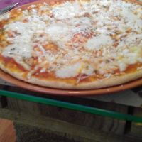 Pizza Vegana de 3 quesos 😍 at Dolce Pizza y Los Veganos - Hipolit Lazaro in Barcelona