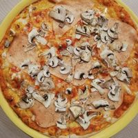 Pizza prosciutto e fungi amb mozzarella at Dolce Pizza y Los Veganos - Hipolit Lazaro in Barcelona