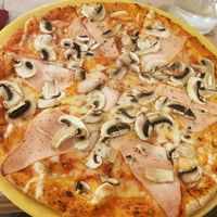 Prosciutto e funghi at Dolce Pizza y Los Veganos - Hipolit Lazaro in Barcelona