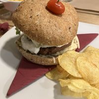 Hamburguesa beyond con queso vegano  at Dolce Pizza y Los Veganos - Hipolit Lazaro in Barcelona