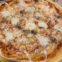 Pizza 4 quesos  at Dolce Pizza y Los Veganos - Hipolit Lazaro in Barcelona