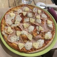 Pizza jamon y queso con piña #Veganuary at Dolce Pizza y Los Veganos - Hipolit Lazaro in Barcelona