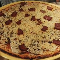 vegan chorizo pizza at Dolce Pizza y Los Veganos - Hipolit Lazaro in Barcelona