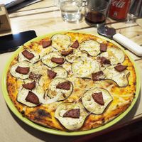 Vegan chorizo and eggplant pizza  at Dolce Pizza y Los Veganos - Hipolit Lazaro in Barcelona