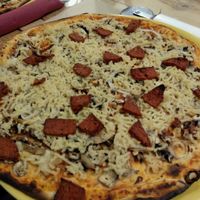 Vegan Chorizo Especial Pizza at Dolce Pizza y Los Veganos - Hipolit Lazaro in Barcelona