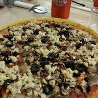 Vegan Mushroom/Olive/Tofu Pizza at Dolce Pizza y Los Veganos - Hipolit Lazaro in Barcelona