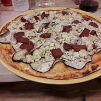 Vegan chorizo and tofu pizza at Dolce Pizza y Los Veganos - Hipolit Lazaro in Barcelona