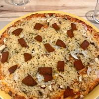 Vegan chorizo pizza at Dolce Pizza y Los Veganos - Hipolit Lazaro in Barcelona