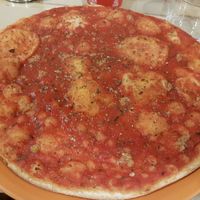 Garlicky Marinara pizza at Dolce Pizza y Los Veganos - Hipolit Lazaro in Barcelona