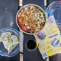 6 Gyozas with 1 vegan bowl composition at Family poke vielha in Viella