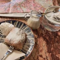 Der Apfelstrudel mit veganem Schlagobers schmeckte sehr gut at Cafe Kafka in Vienna