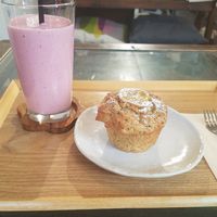strawberry cashew nut milk and okara muffin at Smoothie etc. in Kyoto