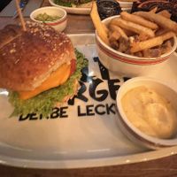 Cheeseburger und Pommes  at Dulf's Burger  in Hamburg
