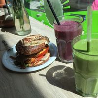 Bagel sandwich and smoothies at Goodies in Leipzig