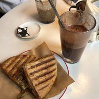 cioccolata calda alla menta e sandwich con jackfruit  at KIRAS - Totoriu 7 in Vilnius