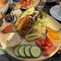 Brood, fruit, humus, couscous, olijven, groenten.   at Kampus Breakfast House Cafe in Berlin